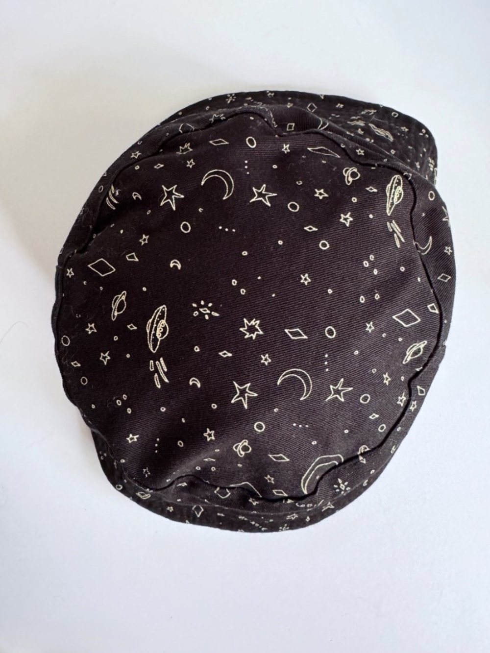 Melodie I Need Space Reversible Black and Tan Bucket Hat - Picture 5 of 7